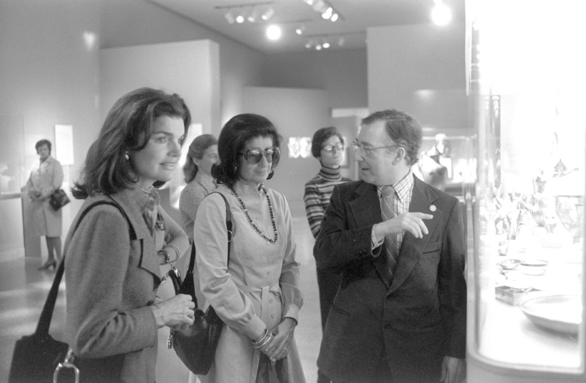  Jackie Kennedy accompanies Leah Rabin during a visit to the Metropolitan Museum of Art in New York in 1976. (photo credit: SAAR YAACOV/GPO)