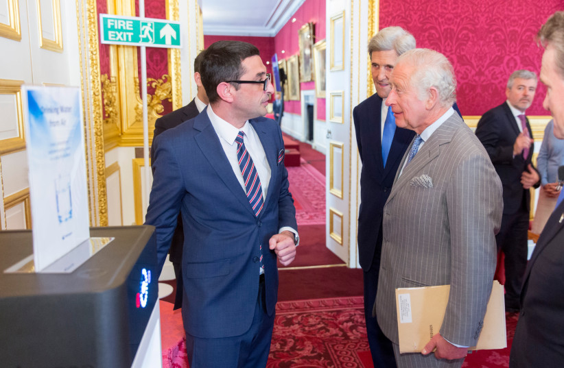  HRH Prince Charles, The Prince of Wales and Michael Rutman, Watergen's CO-CEO  (photo credit: Ian Jones Photography)