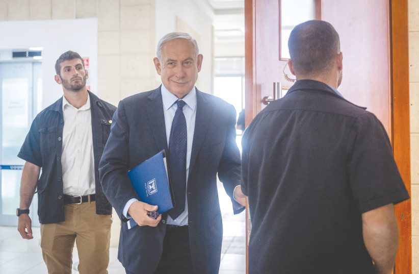 GARDERA-T-IL le sourire ? L'ancien Premier ministre Benjamin Netanyahu arrive pour une audience au tribunal la semaine dernière. (crédit photo : YONATAN SINDEL/FLASH90)