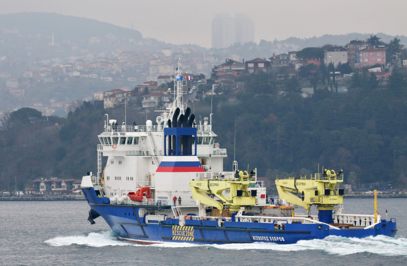 Le navire de soutien logistique de la flotte de la mer Noire de la marine russe Vsevolod Bobrov navigue dans le Bosphore à Istanbul, Turquie, le 7 janvier 2022. (Crédit : REUTERS/YORUK ISIK)