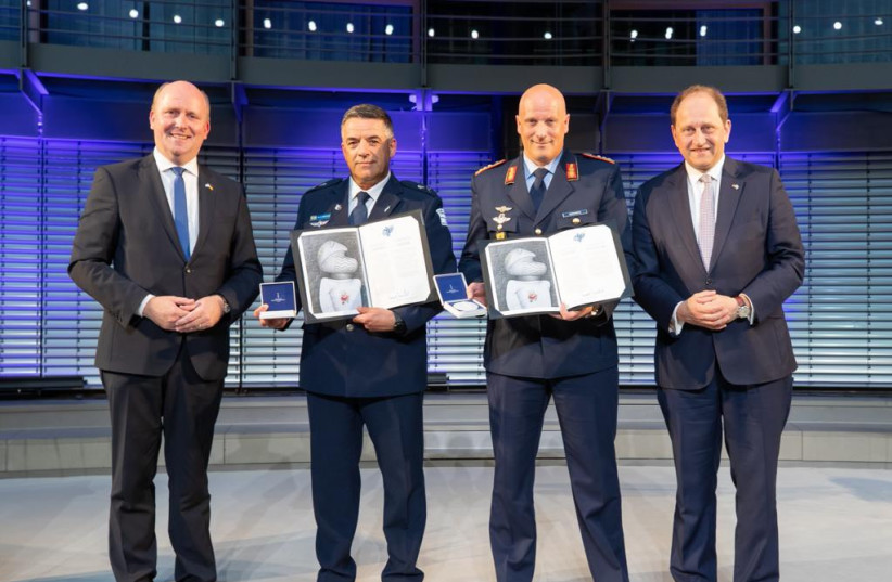  Former IAF Commander Maj.-Gen. (ret.) Amikam Norkin and German Air Force Inspector Lt.-Gen. Ingo Gerhartz presented with the Ernst Cramer medal, May 23, 2022. (credit: LUFTWAFFE/JANE SCHMIDT)