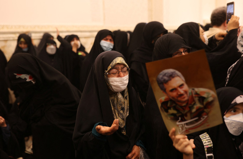 Des personnes en deuil assistent à la cérémonie funéraire du colonel Sayad Khodai, membre du Corps des gardiens de la révolution islamique d'Iran, à Téhéran, Iran, le 24 mai 2022. (crédit : MAJID ASGARIPOUR/WANA (AGENCE DE PRESSE DE L'ASIE DE L'OUEST) VIA REUTERS)
