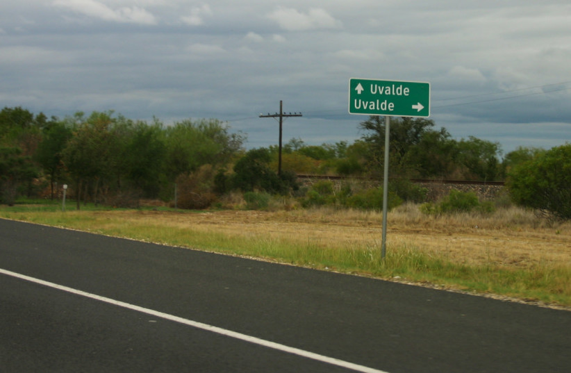  A US road sign for Uvalde, Texas (credit: Wikimedia Commons)