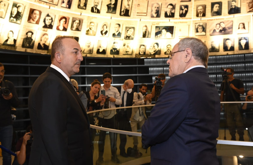  Turkish Foreign Minister Mevlüt Çavuşoğlu tours Yad Vashem with Chairman Danny Dayan. (photo credit: JORGE NOVOMINSKY/YAD VASHEM)