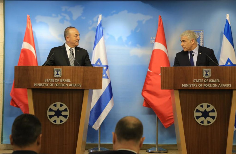 Le ministre des Affaires étrangères Yair Lapid et le ministre turc des Affaires étrangères Mevlüt Çavuşoğlu, le 25 mai 2022. (crédit : ASSI EFRATI/GPO)
