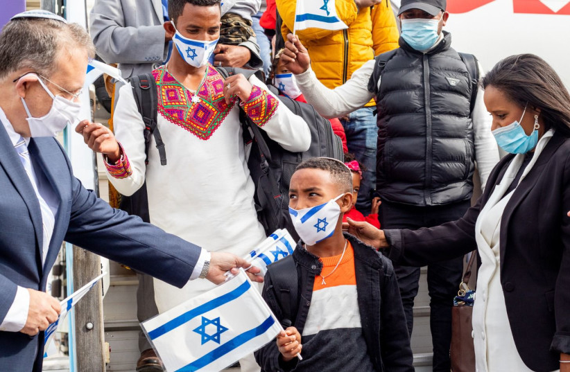  New immigrants from Ethiopia land in Israel (photo credit: ALIYAH AND INTEGRATION MINISTRY)