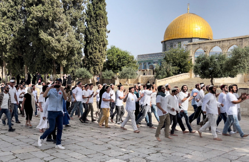 Des Juifs marchent lors d'une visite dans l'enceinte connue des musulmans sous le nom de Noble Sanctuaire et des Juifs sous le nom de Mont du Temple dans la vieille ville de Jérusalem le jour de Jérusalem, le 29 mai 2022. (Crédit photo : Sinan Abu Mayzer/Reuters)