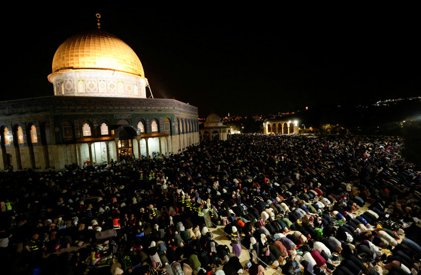   Palestinians pray on Laylat al-Qadr during the holy month of Ramadan, at the compound that houses Al-Aqsa Mosque and Dome of the Rock, known to Muslims as Noble Sanctuary and to Jews as Temple Mount, in Jerusalem's Old City April 27, 2022 (credit: AMMAR AWAD/REUTERS)