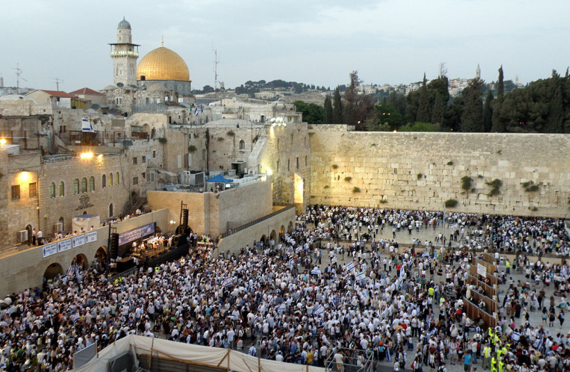 Flag parade revelers reach the Western Wall in Jerusalem's Old City, May 22, 2009. (photo credit: RON ALMOG/WIKIMEDIA COMMONS)