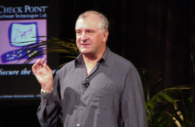 Douglas Adams as a keynote speaker at Internet Security Conference in San Francisco, March 15-17, 2000 (photo credit: JOHN JOHNSON FROM IOWA CITY, USA/CC BY 2.0 (https://creativecommons.org/licenses/by/2.0)/WIKIMEDIA)
