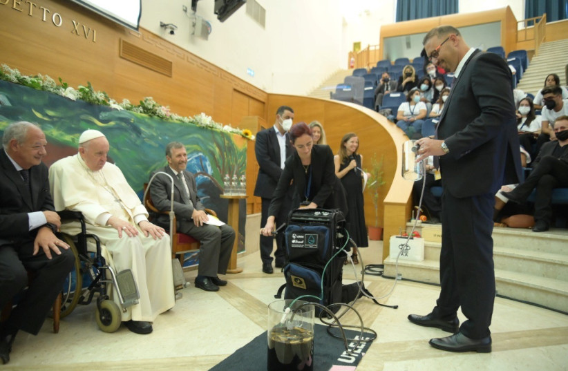 Ygdal Ach, President & CEO of Y.A. Maof presenting a water filtration system to Pope Francis  (photo credit: SCHOLAS OCCURRENTES)