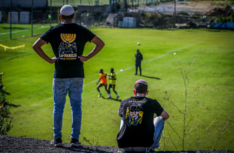 Members of La Familia group protest against the intention of Beitar owner Moshe Hogeg to sell a percentage of the group to a member of the United Arab Emirates royalty, at Beitar Jerusalem training ground in Jerusalem on December 4, 2020. (credit: FLASH90)
