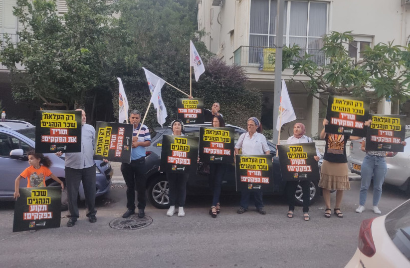  Women bus drivers protest their working conditions outside of the house of Transportation Minister Merav Michaeli, on May May 30, 2022. (credit: COURTESY HISTADRUT)