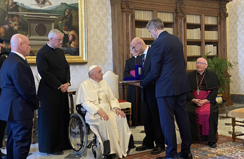  Pope Francis meeting with B'nai Brith heads.  (photo credit: B'NAI B'RITH INTERNATIONAL)