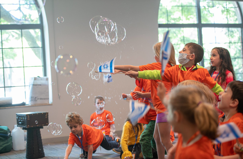  Children at Limmud FSU's New Jersey conference get into the Zionist bubble, May 2022.  (photo credit: ROSTISLAV KUSNETSOV)