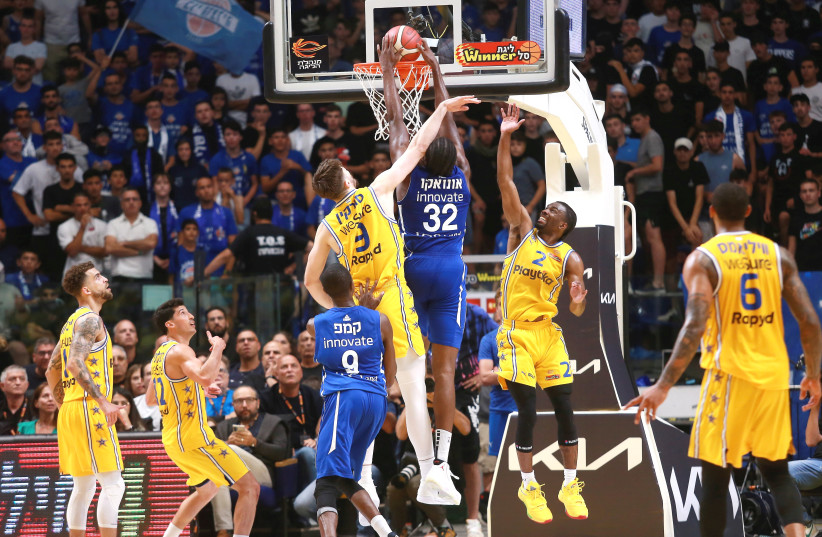  BNEI HERZLIYA CENTER Chinanu Onuaku (32) dunks over multiple Maccabi Tel Aviv defenders for two of his game-high 25 points in Herzliya’s series-clinching 96-74 victory over the host yellow-and-blue in Israel Winner League semifinal action. (credit: Kobi Eliyahu)