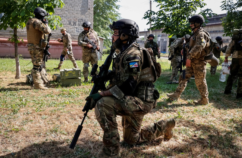 Des membres d'une unité de volontaires étrangers qui combattent dans l'armée ukrainienne prennent position, alors que l'attaque de la Russie contre l'Ukraine se poursuit, à Sievierodonetsk, région de Luhansk, Ukraine, le 2 juin 2022. (Crédit photo : REUTERS/SERHII NUZHNENKO/FILE PHOTO)