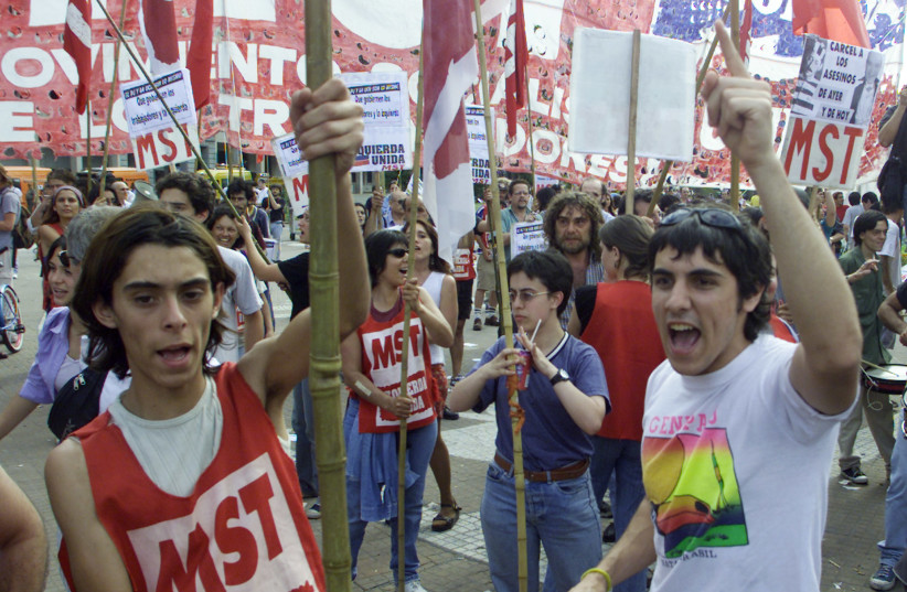  Members of the Argentine left wing party Socialist Movement of the Workers protest outside the Casa Rosada government house in Buenos Aires, December 21, 2001 (credit: REUTERS/MARIANA BAZO)