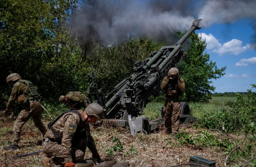  Ukrainian service members fire a shell from a M777 Howitzer near a frontline, as Russia's attack on Ukraine continues, in Donetsk Region, Ukraine June 6, 2022.  (photo credit: REUTERS/STRINGER)