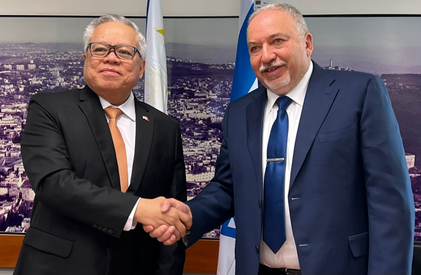  Finance Minister Avigdor Liberman and Filipino Secretary of Trade and Industry Ramon Lopez. (credit: FINANCE MINISTRY)