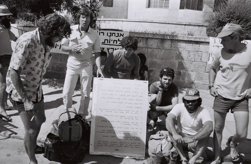  IN THE 1980s, over 400,000 Israelis protested against the Lebanon War: IDF soldiers who returned from fighting in the First Lebanon War demonstrate in front of prime minister Menachem Begin’s residence in Jerusalem, 1983.  (photo credit: YOSSI ZAMIR/FLASH90)