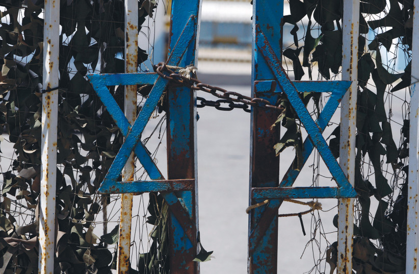  A chain lock is seen on a gate, with a Star of David on it, at the Rosh Hanikra border crossing with Lebanon, in northern Israel. (credit: BAZ RATNER/REUTERS)