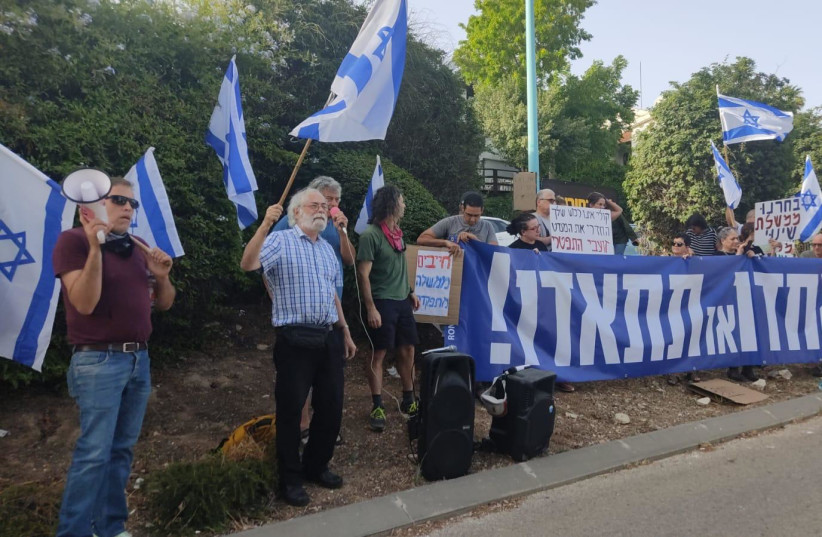  Meretz voters protest under MK Ghaida Rinawie Zoabi's Nof Hagalil home (credit: MAARIV)
