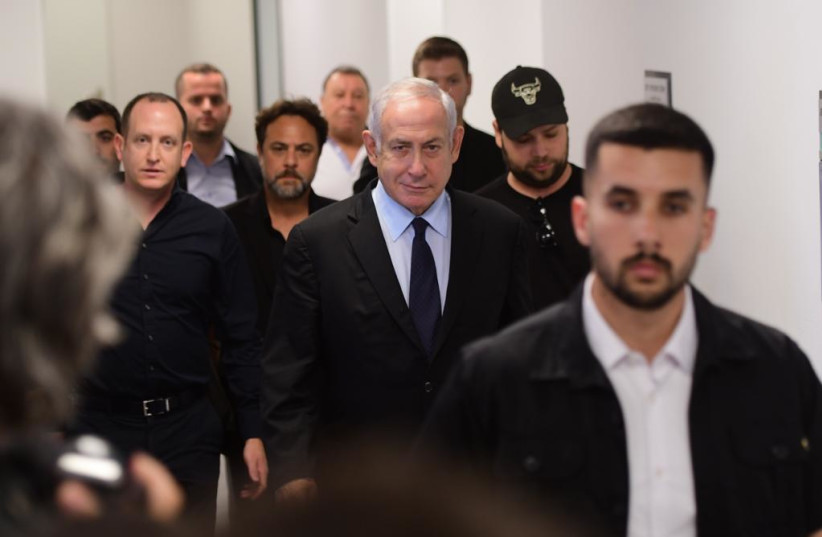 L'ancien Premier ministre Benjamin Netanyahu se dirige vers la salle d'audience pour l'affaire de diffamation de Netanyahu contre l'ancien Premier ministre Ehud Olmert. (crédit : AVSHALOM SASSONI/MAARIV)