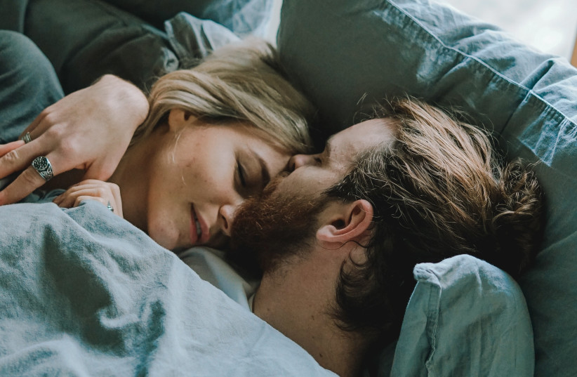  A couple is seen sleeping together. Sleeping with a partner is found to be much healthier than snoozing solo (Illustrative). (photo credit: TOA HEFTIBA/UNSPLASH)