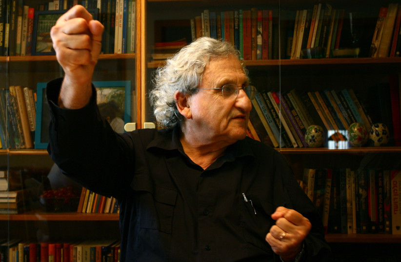  Israeli writer, A.B Yehoshua, is giving an interview at his home in Jerusalem, May 5, 2007. (photo credit: CHEN LEOPOLD/FLASH 90)