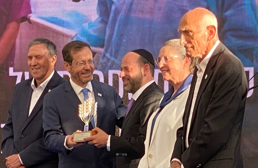  Caption: President Isaac Herzog awards Presidential Award of Volunteerism to Yossie Erblich, the founder of L’maanchem. (photo credit: L’maanchem)