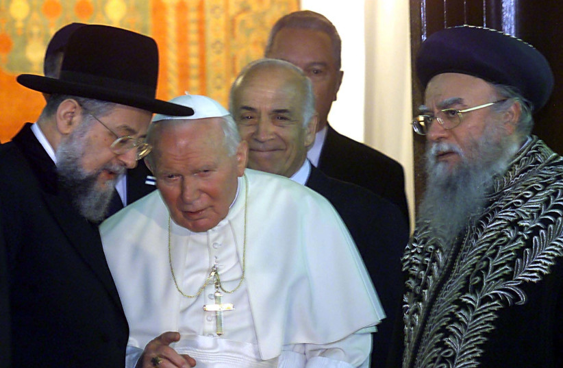  POPE JOHN PAUL II meets with Ashkenazi chief rabbi Meir Lau (L) and his Sephardi counterpart Eliahu Bakshi-Doron in Jerusalem, 2000. (photo credit: REUTERS)