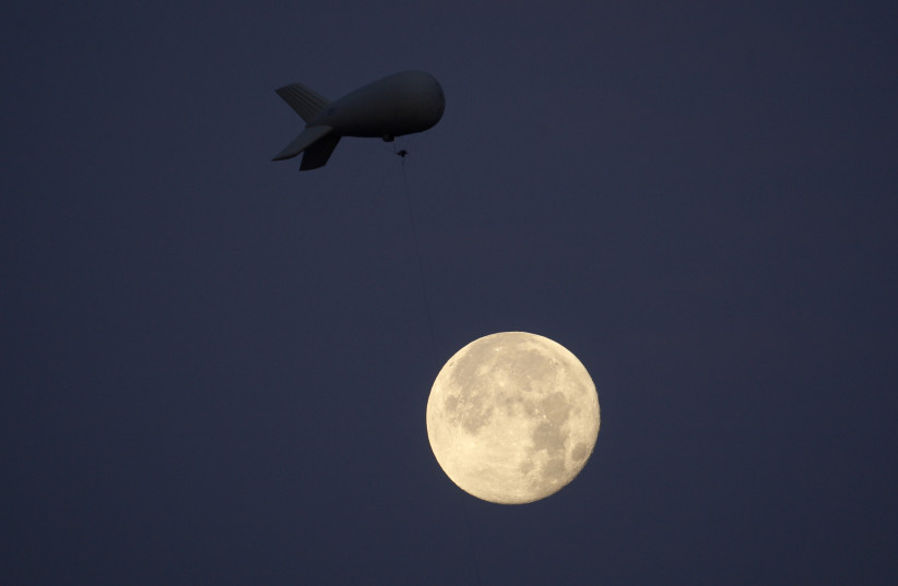 An Israeli army surveillance blimp is seen in the sky at the border between Israel and the northern Gaza Strip January 12, 2009. (photo credit: BAZ RATNER/REUTERS)