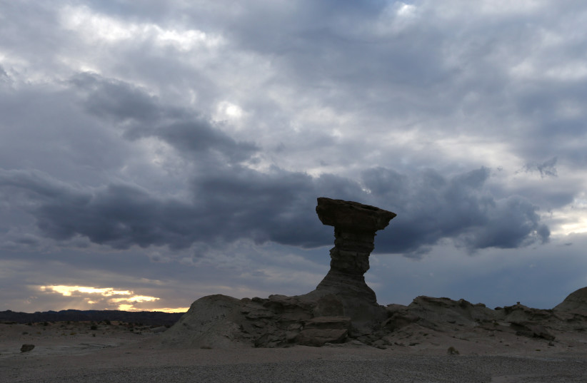  A view of the rock formation called 'The Mushroom' in the Valle de la Luna (Moon Valley) in the Ischigualasto Provincial Park, in San Juan, Argentina November 13, 2016 (credit: REUTERS/ENRIQUE MARCARIAN)