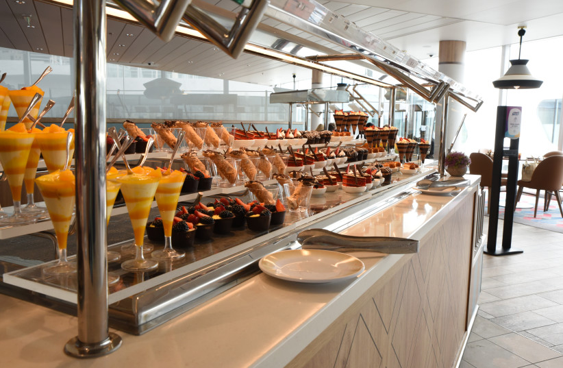 There are endless dining options onboard the Royal Caribbean International’s (RCI) record-breaking new ship, Wonder of the Seas (credit: MarkDavidPod)
