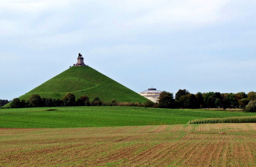  Monument commemorating the Battle of Waterloo at the site of the battlefield (credit: Wikimedia Commons)