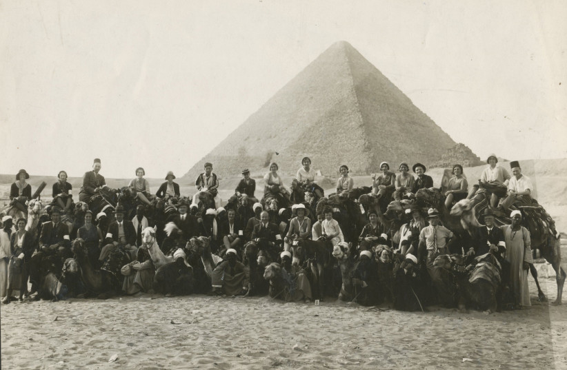  The Hakoah Vienna team gained worldwide fame after defeating an English team in Britain in 1924. The group is photographed on a victory tour against the backdrop of the pyramids. (credit: MACCABI WORLD UNION)