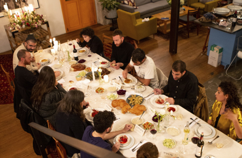  Minyan hosts Friday night meals for 10 people at a time, combining Jewish learning with homemade food and contemporary culture  (photo credit: NOA EIZENMAN)