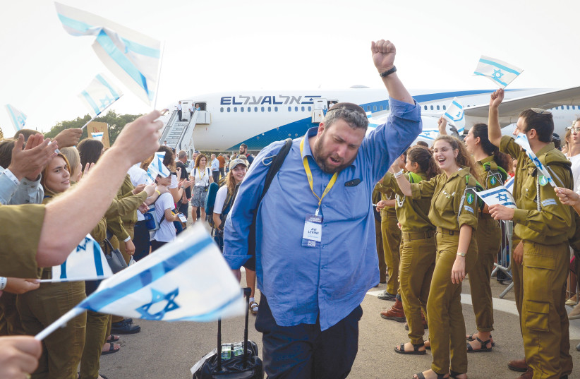  NORTH AMERICAN new immigrants arrive at Ben-Gurion Airport and are welcomed by soldiers, 2018 (photo credit: YEHUDA HAIM/FLASH90)