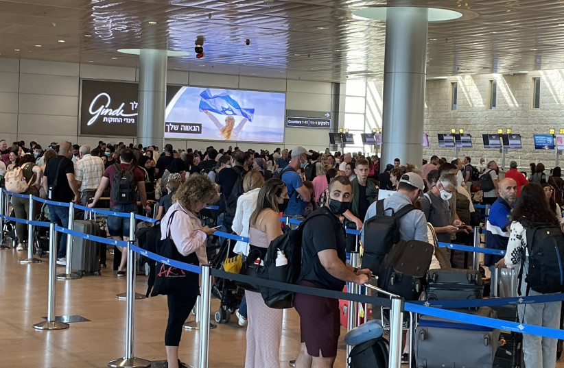  Passengers wait to check in at Ben Gurion airport (photo credit: ALDEN TABAC)