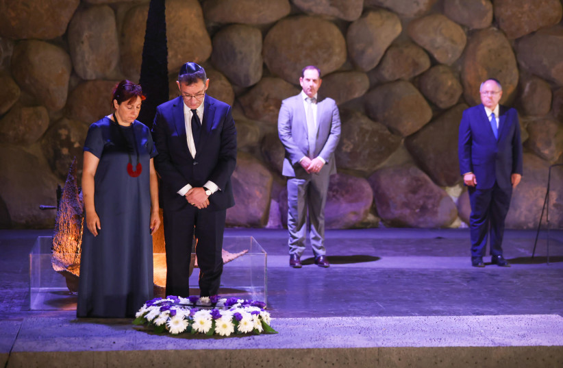 Laying of the wreath in memory of the Jews of Salonika who perished in the Holocaust in the Hall of Remembrance. From left to right:  Myriam and Dr. Albert Bourla, Chairman and CEO of Pfizer; Stan Polovets, Founder and Chairman of The Genesis Prize Foundation; and Yad Vashem Chairman, Dani Dayan (photo credit: LENS PRODUCTIONS)