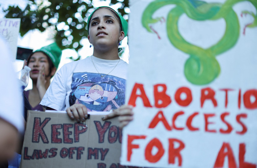  Abortion rights protesters demonstrate after the U.S. Supreme Court ruled in the Dobbs v Women’s Health Organization abortion case, overturning the landmark Roe v Wade abortion decision in Los Angeles, California, U.S., June 27, 2022. (credit: REUTERS/LUCY NICHOLSON)