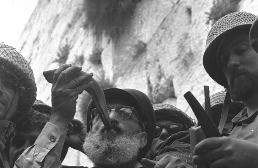 TOUGHEST HEROES in tears: Rabbi Shlomo Goren sounds the shofar at the liberation of the Western Wall, 1967. (photo credit: Wikimedia Commons)