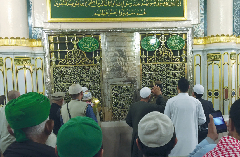  MUSLIM WORSHIPERS visit the Prophet’s Mosque in Medina, Saudi Arabia. (photo credit: Amr Abdallah Dalsh/Reuters)