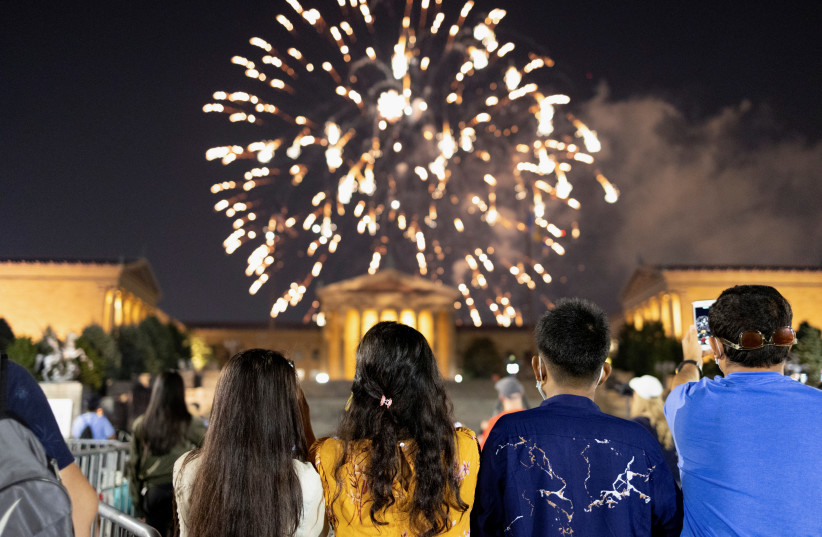  People watch fireworks over the Benjamin Franklin Parkway as part of 4th of July celebrations in Philadelphia, Pennsylvania, US, July 4, 2021. (photo credit: REUTERS/HANNAH BEIER)