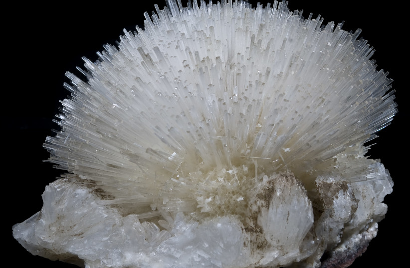 Natrolite showing acicular crystal habit (credit: DIDIER DESCOUENS/CC BY 4.0 (https://creativecommons.org/licenses/by/4.0)/VIA WIKIMEDIA COMMONS)