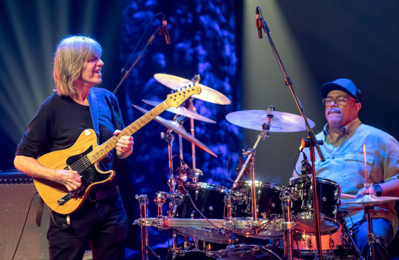  MIKE STERN and Dennis Chambers. (photo credit: August Productions)