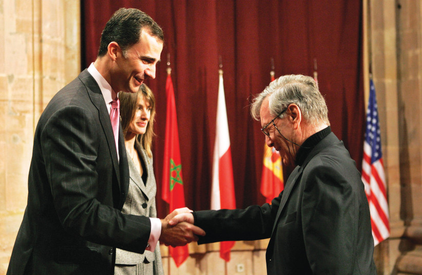  Amos Oz (R) and Spanish Crown Prince Felipe (L) shake hands as Princess Letizia looks on during a 2007 reception in Oviedo, Spain. (photo credit: Eloy Alonso/Reuters)