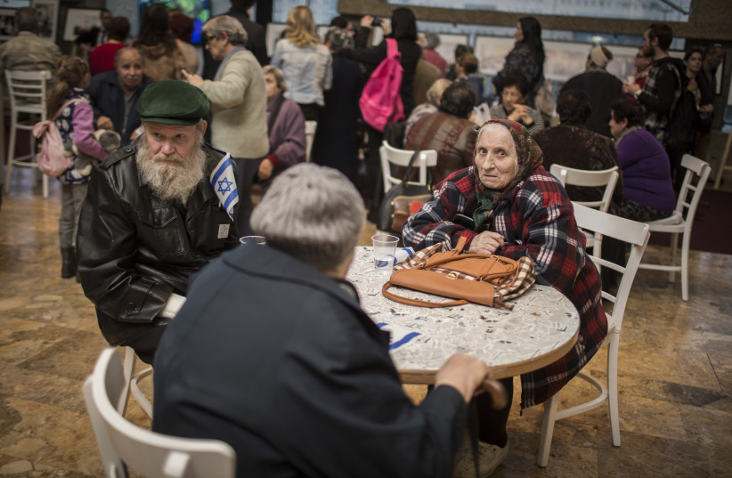  Russian immigrants (Olim) attend an event marking the 25th anniversary of the great Russian Aliya, immigration, from the former Soviet Union to Israel, at the Jerusalem Convention Center, on December 24, 2015.  (photo credit: HADAS PARUSH/FLASH90)