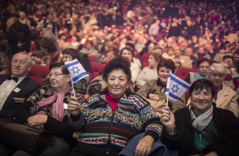 Russian immigrants (Olim) attend an event marking the 25th anniversary of the great Russian Aliya, immigration, from the former Soviet Union to Israel, at the Jerusalem Convention Center, on December 24, 2015.  (credit: HADAS PARUSH/FLASH90)